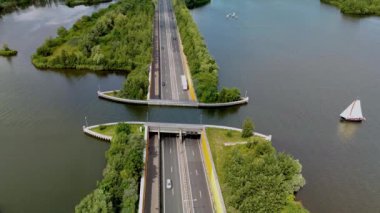 Hollanda 'daki Aqueduct Veluwemeer, doğa ve altyapıyı kusursuz bir şekilde harmanlayarak otoyolların bu manzaralı su yolundan geçmesine ve çarpıcı bir mimari geçiş yaratmasına olanak sağlıyor.