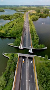 Hollanda 'daki Aqueduct Veluwemeer, yollar ve su yollarını birleştiren olağanüstü bir yapıdır, inanılmaz bir hava perspektifi için mühendislik ve tasarımın harika bir örneğidir.