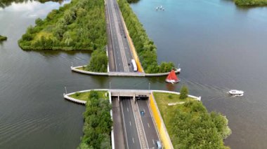 Hollanda 'daki Aqueduct Veluwemeer, benzersiz ve uyumlu bir ortam yaratmak için bir otoyol ve sakin bir su yolunu kusursuz bir şekilde birleştiren yenilikçi mühendisliğin olağanüstü bir örneğidir.