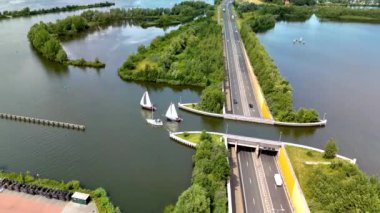 Hollanda 'da yer alan Aqueduct Veluwemeer, doğa ve mühendisliği yenilikçi tasarımıyla harmanlayarak güzel ve işlevsel bir yapı oluşturmak için bir su yolu ve yolu birleştirmektedir.