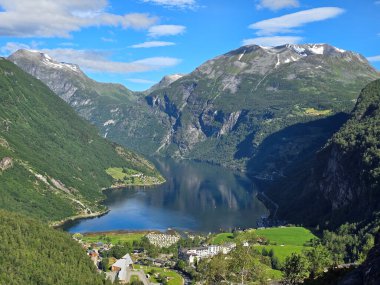 Bereketli yeşil tepeler ve parlak mavi gökyüzünün altında yükselen karlı dağlarla çevrili sakin bir fiyordun nefes kesici manzarası. Norveç 'in Geiranger' si 