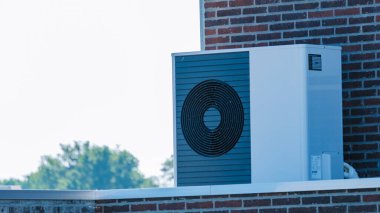 Çağdaş bir hava kaynağı olan ısı pompası verimli bir şekilde çatıya tüneyerek güneşli bir günde çevreden gelen doğal sıcaklığı sağlıyor. Sıcak hava tercümesi hava kaynağı ısı pompası