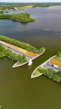 Hollanda 'daki Aqueduct Veluwemeer, su üzerinde inşa edilmiş bir otoyolun yer aldığı modern bir mucizedir. Gezginler için yenilikçi altyapı ve ulaşım bağlantılarının geliştirildiğini gösteriyor
