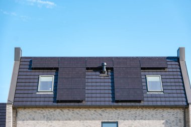 Çağdaş bir çatıya kurulmuş güneş panelleri, güneş ışığını yenilenebilir enerjiye dönüştürmek, Hollanda 'da sürdürülebilirliği artırmak, Zonnepanelen, Zonne enerjisi, Çevirisi: Güneş paneli, Güneş enerjisi