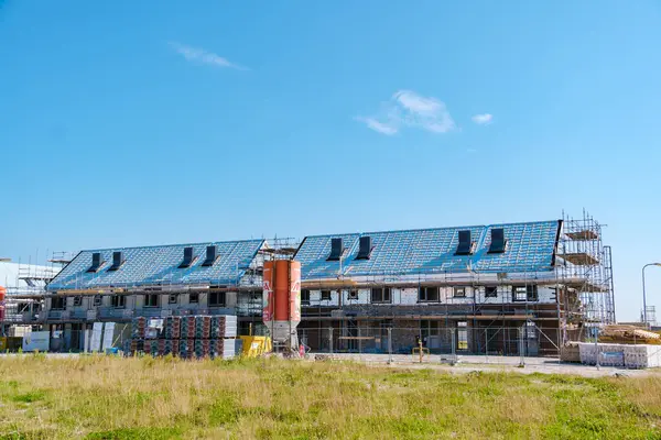 30 Temmuz 2024 'te, Hollanda' da berrak mavi bir gökyüzü tarafından çerçevelenmiş, çağdaş aile evlerinin gelişimini gösteren canlı bir inşaat alanı olan Urk Hollanda 'da,.