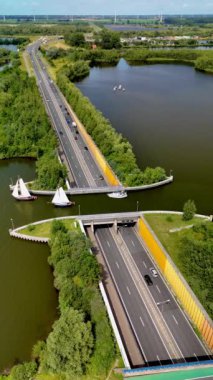 Hollanda 'daki Aqueduct Veluwemeer etkileyici bir toprak ve su kavşağıdır. Modern altyapıyı doğayla güzel bir şekilde harmanlayarak resimsel ve uyumlu bir şekilde harmanlamıştır.