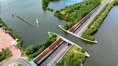 Hollanda 'daki Aqueduct Veluwemeer, su altından geçen ve nefes kesici bir hava perspektifi sunan doğa ve mühendisliği harmanlayan etkileyici bir yapıdır.