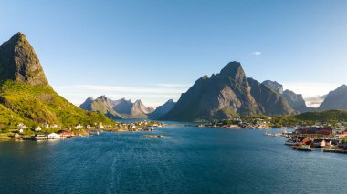 Etrafı yüksek dağlar ve tuhaf köylerle çevrili sakin bir fiyort. Norveç 'in el değmemiş doğasının güzelliğini yansıtıyor. Reine Lofoten Norveç