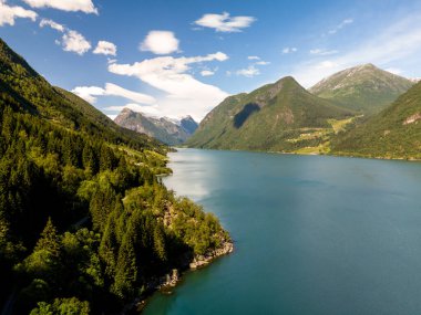 Berrak mavi sular yeşil vadilerden geçer. Etrafı yüksek dağlar ve Norveç 'te parlak bir gökyüzünün altında canlı yeşilliklerle çevrilidir. Güzel fiyort.