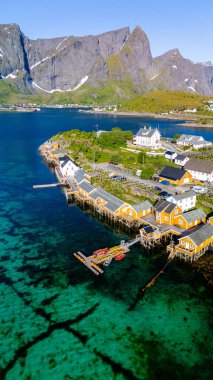 Norveç 'in büyüleyici bir köyünde, çarpan dağlar ve kristal berrak sularla çevrili, tahta kaleler üzerinde renkli ahşap evler bulunuyor. Sakrisoy, Norveç