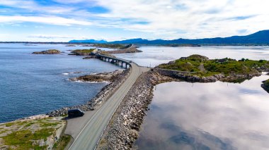 Norveç 'in sakin sularıyla çevrili küçük adaları birbirine bağlayan çarpıcı bir kıyı yolu kayalık arazide ilerliyor. Atlantik Okyanus Yolu Norveç