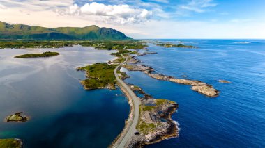 Sakin sular ve canlı bir gökyüzü altında yemyeşil ile çevrili Norveç 'in pitoresk kıyısı boyunca nefes kesici bir kıyı yolu uzanır. Atlantik Okyanus Yolu Norveç