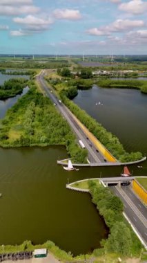 Hollanda Aqueduct Veluwemeer, yemyeşil ve modern altyapılarla çevrili bir otoyol ve su yolunun benzersiz bir birleşimini sergiliyor ve büyüleyici bir hava manzarası sunuyor.