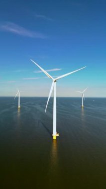 Hollanda 'daki açık deniz rüzgâr türbinleri güzel manzaralar sunmakta ve sürdürülebilir bir gelecek ve iklim değişikliğini etkili bir şekilde ele almak için gerekli olan temiz enerji üretimi için hayati önem taşımaktadır.