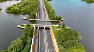 Hollanda 'daki Aqueduct Veluwemeer, yenilikçi bir tasarım ile bir su yolunu geçen bir otoyol olarak olağanüstü mühendislik sergiliyor. Yapı, resmedilmeye değer manzaraya çok güzel uyuyor.