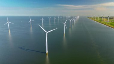 Bu nefes kesen hava manzarası, geniş denizde sürdürülebilir enerji üreten sayısız rüzgar türbiniyle Hollanda 'nın nefes kesici manzarasını gösteriyor.