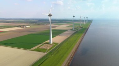 Hollanda 'nın çarpıcı ve pitoresk alanlarını keşfedin. Zarif yel değirmeni türbinleri, yeşil enerji ve sürdürülebilirliğe olan sarsılmaz bağlılıklarının gururlu bir sembolü olarak durmaktadır.