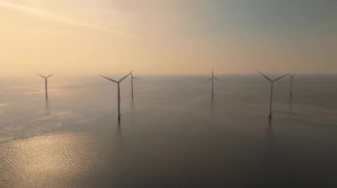 Güzel Hollanda 'yı ikonik yel değirmeni türbinleri, enerji geçiş sembolleri ve teknolojik gelişmelerle keşfetmek, daha temiz ve parlak bir gelecek için sürdürülebilir çözümler sunmak