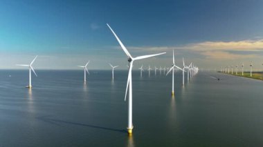 Hollanda 'da yeşil enerjiyi kullanan denizaşırı yel değirmenleri ve türbinlerin nefes kesici görüntüsü sürdürülebilir teknolojiyi gösteriyor.