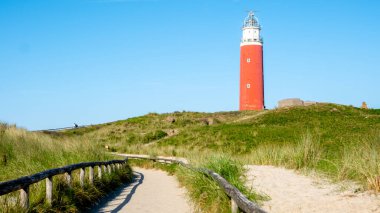 Texel Hollanda, Majestic deniz feneri kumlu kumsalın üzerinde yükseliyor.