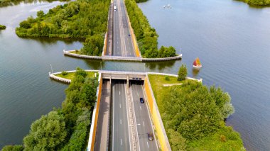 Hollanda 'daki Aquaduct Veluwemeer' in hava görüntüsü, kanalların altından geçen bir otobanın benzersiz dizaynını gösteriyor, teknelerin su yolunu geçmesine olanak sağlıyor..
