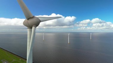 Enerji geçişi için hayati önem taşıyan ve toplumdaki sürdürülebilir çözümler için gerekli olan ikonik, çevre dostu yel değirmenlerini takdir edebileceğiniz Hollanda 'nın çarpıcı manzaralarını keşfedin.