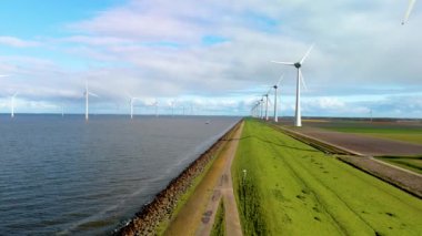 Yeşil enerjiyi ve sürdürülebilirliği desteklemek için gerekli olan Hollanda kıyı şeridi boyunca uzanan güzel yel değirmeni türbinlerini araştırın.