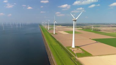 İkonik yel değirmeni türbinlerinin yenilikçi yeşil enerji girişimlerini desteklediği ve sürdürülebilirliği teşvik ettiği Hollanda 'nın nefes kesici ve pitoresk manzaralarını araştırın.