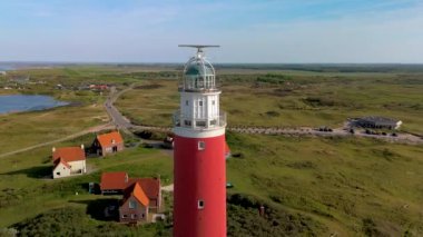 Texel Adası 'ndaki ikonik deniz fenerini ziyaret edin. Hollanda' nın çarpıcı plajı ve kıyı manzarası için. Rahatlamak ve güzel doğal çevrenin tadını çıkarmak için mükemmel bir yer.