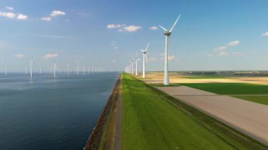 Hollanda 'nın güzel manzarasını ikonik yel değirmeni türbinleriyle keşfetmek sürdürülebilir enerjiye geçişi ve günümüz dünyasındaki küresel ısınmayla mücadele çabalarını sembolize ediyor.