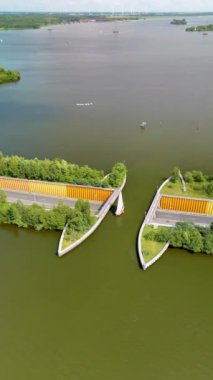 Hollanda 'daki Aqueduct Veluwemeer' in yenilikçi tasarımı hayret verici, su yolunun altından kusursuz bir şekilde geçen bir otoyol teknoloji ve doğanın uyumlu bir karışımını gösteriyor.