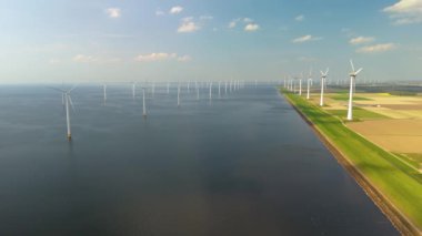 Daha yeşil ve daha sürdürülebilir bir geleceğe doğru enerji geçişinde çok önemli olan çarpıcı Hollanda kıyı şeridini çevreleyen verimli yel değirmeni türbinlerini araştırın.