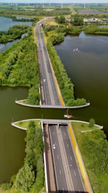 Hollanda 'daki Aqueduct Veluwemeer, sakin suların üzerinden geçen bir otoyolun yer aldığı olağanüstü bir mühendislik örneğidir. Konumu etkileyici tasarımıyla nefes kesici.