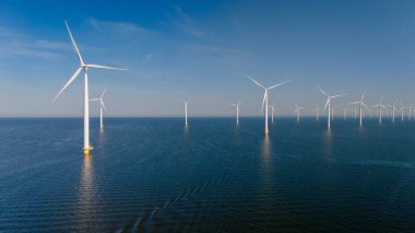 Ijsselmeer Gölü 'ndeki rüzgar türbinleri engin suların üzerindeki hafif deniz esintisini kullanarak sürdürülebilir enerjiyi iş başında gösteriyor. Hollanda 'da yeşil enerji geçişi