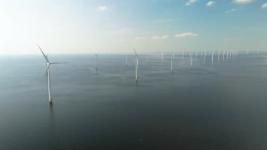 Hollanda 'daki yel değirmeni türbinlerinin çarpıcı görüntüsü sürdürülebilirlik ve yeşil enerjideki ilerlemeyi simgeliyor ve tüm vatandaşlar ve gezegen için daha parlak bir geleceğin önünü açıyor.