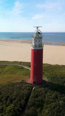 Büyüleyici ve ikonik Deniz feneri Texel, güzel kumlu plajlara karşı dimdik ve gururlu bir şekilde duruyor. Resimli Hollanda 'da güzellik ve ilham kaynağı olarak hizmet veriyor.