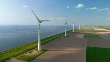 Hollanda 'nın güzel manzaralarını keşfetmek, sürdürülebilir bir gelecek ve temel enerji geçişi için yeşil enerji çözümlerini sembolize eden etkileyici yel değirmeni türbinlerini sergilemek