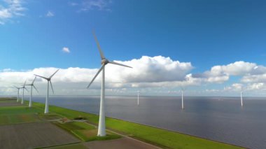 Yeşil enerji geçişi için şart olan ve küresel ısınma ve iklim değişikliğiyle mücadele için sürdürülebilirlik çabaları için hayati önem taşıyan Hollanda 'daki güzel yel değirmeni türbinlerini keşfedin