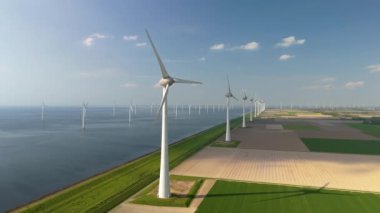 Yeşil enerji ve sürdürülebilirliğe doğru kaymayı simgeleyen ikonik yel değirmenleriyle ünlü Hollanda 'nın çarpıcı alanlarını keşfedin.