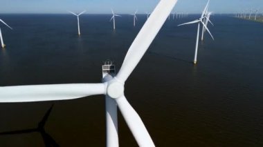 Hollanda 'dan gelen yenilikçi yel değirmeni türbinlerini keşfedin, rüzgar enerjisini verimli bir şekilde kullanmak için tasarlanmış, sürdürülebilir, çevre dostu bir gelecek için temiz ve yenilenebilir elektrik sağlayan.