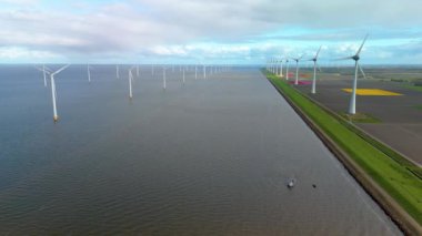 Yeşil enerji girişimlerinin desteklenmesinde önemli rol oynayan ve sürdürülebilir ve çevre dostu bir geleceğin önünü açan Hollanda 'daki nefes kesici rüzgar türbinlerini araştırın.