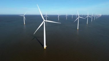 Yeşil enerji geçişi için hayati önem taşıyan ve hepimiz için sürdürülebilir bir geleceğin sağlanmasında önemli rol oynayan, Hollanda 'da bulunan yenilikçi açık deniz rüzgar türbinlerini keşfedin.