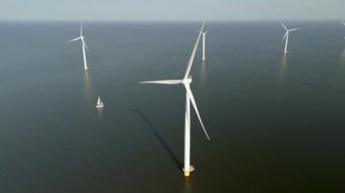 Hollanda, Flevoland 'da sürdürülebilir yel değirmeni teknolojileri keşfedin, yeşil enerji geçişi için elzem ve bugün küresel ısınma sorunlarının çözümünde çok önemli.