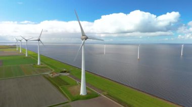 Hollanda 'da yeşil enerjiye geçişte ve gelecekte sürdürülebilir kalkınmada önemli rol oynayan rüzgar türbinleriyle dolu geniş alanları keşfedin.