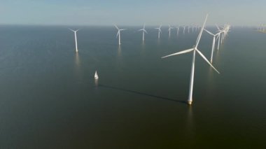 Hollanda 'nın güzel Flevoland bölgesini keşfedin, burada yenilikçi yel değirmeni türbinleri sürdürülebilirlik üzerine odaklanmış önemli bir enerji geçişi katalizörü olarak önemli bir rol oynar.