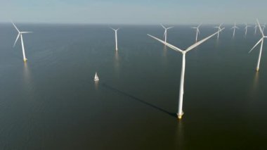 Hollanda 'daki Flevoland' ın hava görüntüsünde, küresel ısınmanın önlenmesi ve daha iyi bir geleceğin sağlanması açısından hayati önem taşıyan yenilenebilir enerji ve sürdürülebilirlikte rüzgar türbinleri hayati rol oynuyor