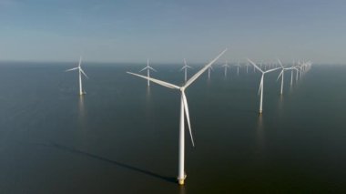 Hollanda 'da, yenilenebilir enerji üreten rüzgar türbinleriyle ünlü Flevoland' ı keşfedin. Enerji geçişi ve daha iyi bir gelecek için küresel ısınmayla mücadele için hayati önem taşıyor.