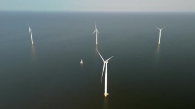 Hollanda, Flevoland 'da bulunan ve gezegenimiz ve sakinleri için sürdürülebilir ve daha yeşil bir enerji geleceğine doğru önemli bir kayma gösteren olağanüstü yel değirmeni türbinlerini araştırın.