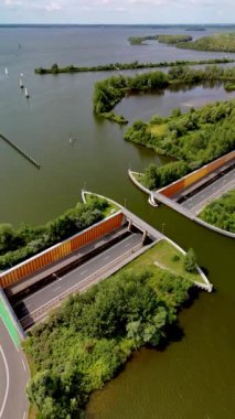 Hollanda 'daki Aqueduct Veluwemeer benzersiz bir deneyim sunuyor, araçların su altından sorunsuzca geçmesine izin veriyor, doğayı modern altyapı ile harmanlıyor.