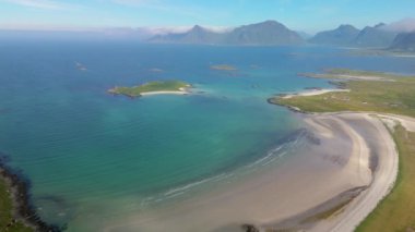 Norveç 'in Lofoten Adaları' nın nefes kesici güzelliğini, kristal berrak suların ve kumlu plajların çarpıcı hava manzaralarıyla deneyimleyin. Macera arayanlar için ideal.